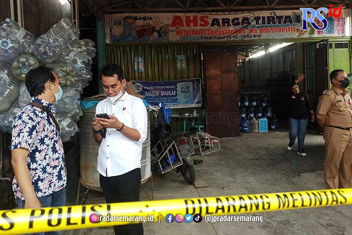 Polisi melakukan olah TKP di lokasi penemuan mayat yang dicor di toko AHS Arga Tirta Jalan Mulawarman, Kelurahan Kramas, Kecamatan Tembalang, kemarin. (Inzet) Korban Irwan Hutagalung. (M HARIYANTO/JAWA POS RADAR SEMARANG)