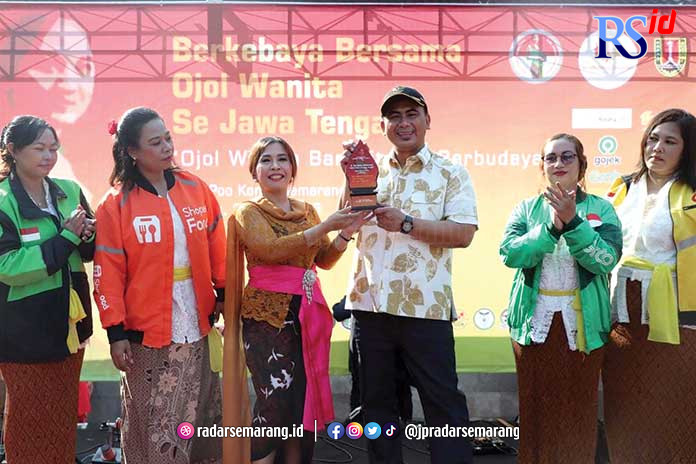 Wagub Jateng Taj Yasin Maimoen hadir untuk mendengarkan keluh kesah pengemudi ojol perempuan di Kelenteng Sam Poo Kong Minggu (21/5). (KHAFIFAH ARINI PUTRI/JAWA POS RADAR SEMARANG)