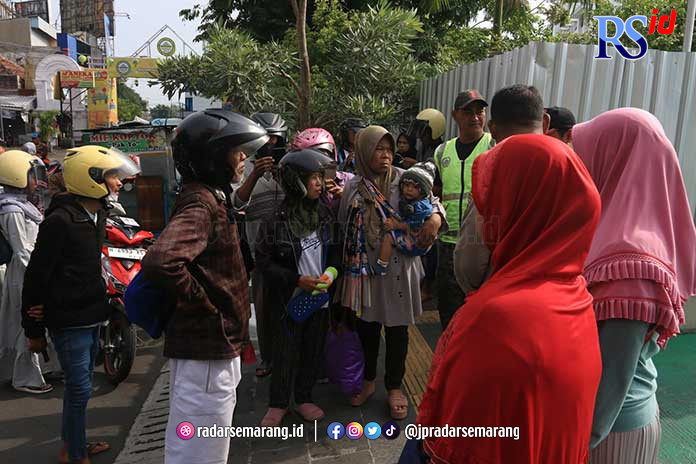 Para pengunjung yang membawa pasien sakit kecele ketika datang ke alon-alon Masjid Agung Kota Semarang, Senin (8/5). (Nurchamim/Jawa Pos Radar Semarang) 