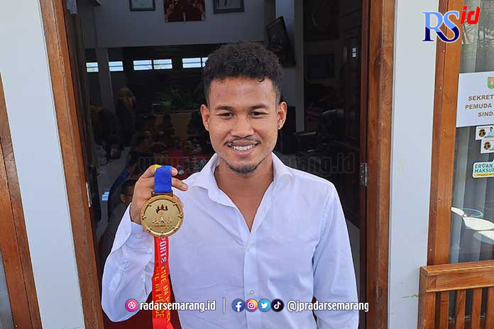 Bagas Kaffa saat menunjukkan medali emas SEA Games 2023 Kamboja, Senin (22/5). (ROFIK SYARIF/JAWA POS RADAR SEMARANG)