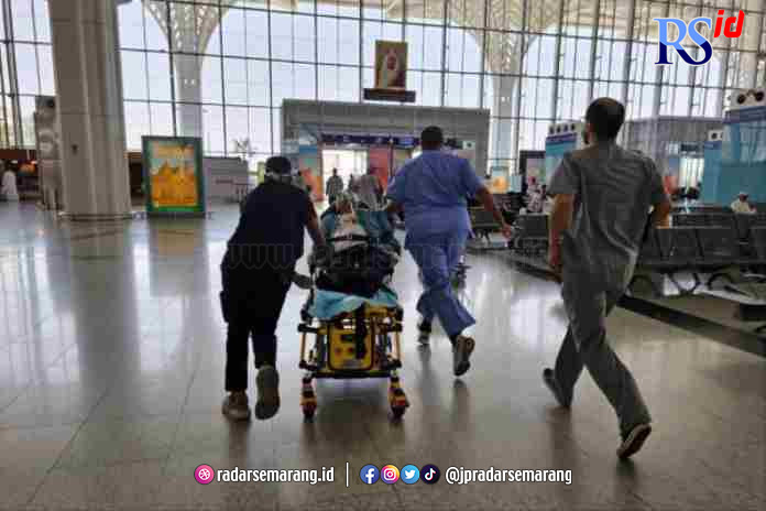 KRITIS : Jemaah haji dari Kloter SUB 09, Achmads Suhadak Ridwan saat kondisi kesehatannya memburuk dilarikan ke Klinik Bandara oleh petugas.