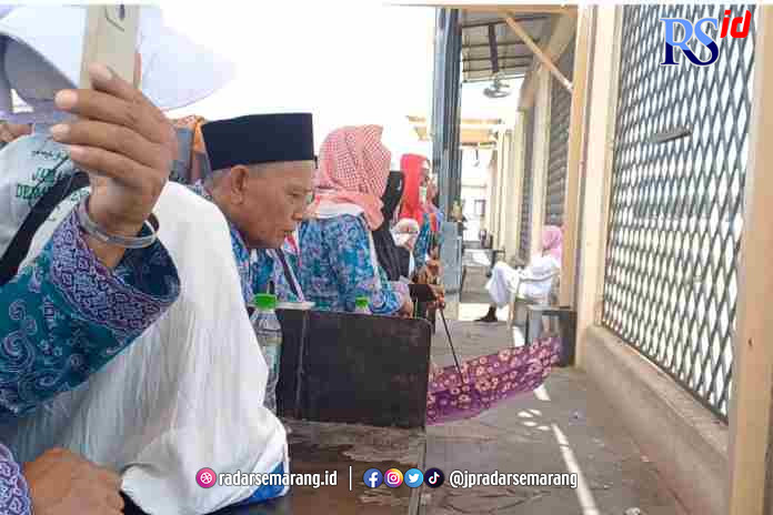 PENUH HARU : Para Jemaah haji yang dipimpin oleh para pembimbing ibadah melakukan ziarah ke makam para syuhada yang gugur saat perang Uhud ribuan tahun silam. (IDA NOR LAYLA/JAWA POS RADAR SEMARANG)
