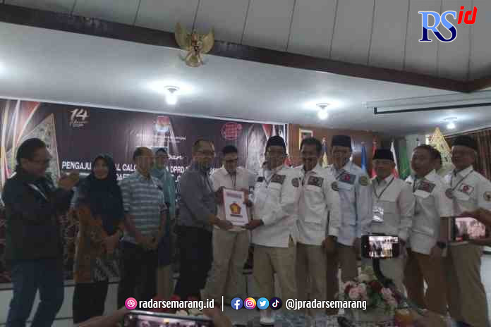 OPTIMISTIS MENANG : Ketua DPD Partai Gerindra Jateng, Abdul Wachid mempinpin langsung pendaftaran di KPU Jateng. (MIFTAH/JAWAPOS RADAR SEMARANG)