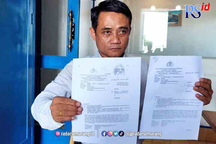 KASUS ARISAN: Kuasa hukum admin arisan Jatuh Tempo YPM, Wahyu Rudy Indarto memberikan keterangan pers, kemarin. (IDA FADILAH/JAWA POS RADAR SEMARANG)