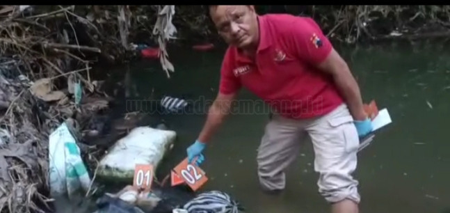Tim Inafis Polresta Pati, melakukan olah TKP di lokasi pembuangan bayi oleh ayah kandungnya sendiri. Lokasi pembuangan bayi malang itu, ditepi sungai Kaliampo, kecamatan Margorejo, Pati. (Ist)