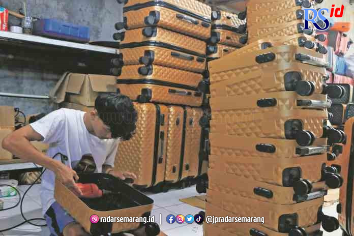 BANGKIT LAGI : Suasana produksi koper di Ghulam Koper, kemarin. Setelah sempat terpuruk karena pandemi Covid-19, kini usaha pembuatan koper haji dan umrah kembali bergeliat. (NUR CHAMIM/ JAWA POS RADAR SEMARANG)