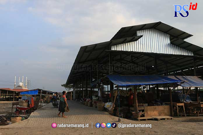 Pedagang Johar masih berjualan sembako di eks bangunan Pasar Johar Relokasi di Masjid Agung Jawa Tengah (MAJT). ( NUR CHAMIM/JAWA POS RADAR SEMARANG)