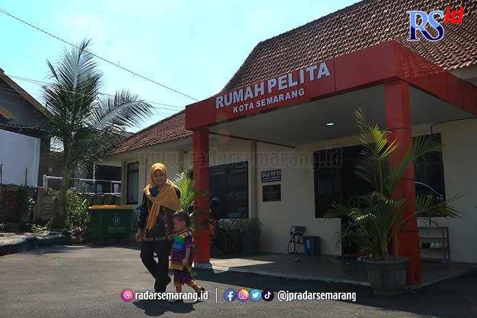 Rumah Pelita yang memanfaatkan Balai RW di Kelurahan Manyaran, Semarang Barat. (NUR CHAMIM/JAWA POS RADAR SEMARANG)