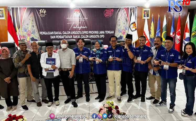 PENUH OPTIMIS : Ketua DPD Partai Demokrat Jateng, Rinto Subekti saat mendaftar Bacaleg ke KPU Jateng, Jumat (12/5). MIFTAH/RADAR SEMARANG)