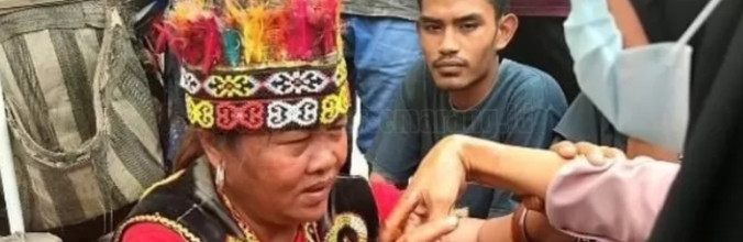 Tokoh pengobatan alternatif Kalimantan, Ibu Ida Dayak, saat mengobati penyakit tulang salah satu warga, dalam acara pengobatan massal. (Ist)