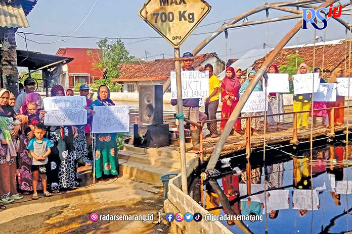 Warga Pasirsari, Pekalongan Barat, menggelar aksi damai. Warga berharap pemerintah segera membangun tanggul penahan rob di wilayah tersebut, Rabu (24/5). (Lutfi Hanafi/Jawa Pos Radar Semarang)