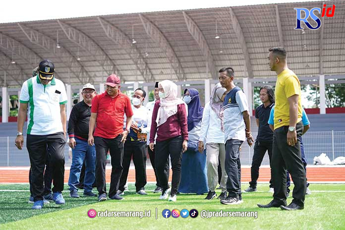 Bupati Eistianah saat meninjau bangunan sport center Demak yang kini dalam tahap pengerjaan lanjutan. (Wahib Pribadi/Jawa Pos Radar Semarang)