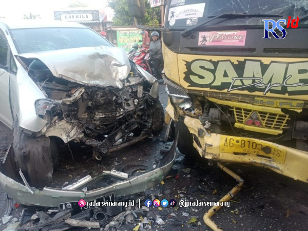 NAHAS: Kondisi dua kendaraan roda empat usai terlibat kecelakaan di Jalan Songgolangit-Gentan, Jumat (5/5/2023) pagi. (IWAN KAWUL/RADAR SOLO)