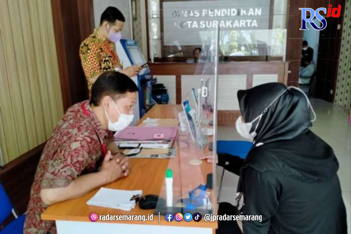 CARI INFORMASI: Pelayanan PPDB di kantor Disdik Kota Surakarta, saat tahun ajaran baru, belum lama ini. (SEPTIAN REFVINDA/RADAR SOLO)