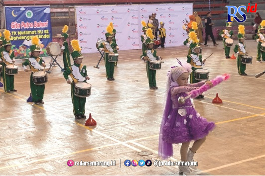 SEMANGAT: Anak-anak TK adu keterampilan bermain drum band dalam festival drum band di GOR Bahurekso. (DEVI KHOFIFATUR RIZQI/ JAWA POS RADAR SEMARANG)