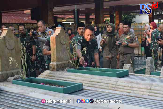 ZIARAH MAKAM : Kasad Jenderal TNI Dudung Abdurachman saat  ziarah ke Makam  Sultan Fatah. (Wahibpribadi/jawa pos radar semarang)