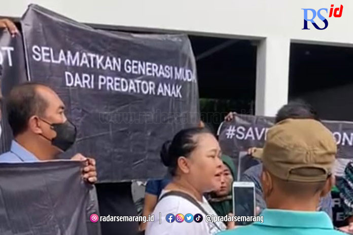 JENGAH: Aksi protes hasil Muskot Taekwondo Indonesia (TI) Solo di salah satu hotel, Minggu, (7/5/2023) kemarin. (SILVESTER KURNIAWAN/RADAR SOLO)
