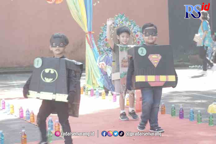 UNIK: Anak-anak dari KB dan TK Satya Wacana memamerkan Kostum Superhero yang berasal dari sampah dan barang bekas pada peringatan Hardiknas dan HKN di sekolah setempat, Jumat (26/5). (DINAR SASONGKO/JAWA POS RADAR SEMARANG)