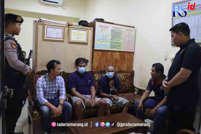 DIAMANKAN: Dua tersangka spesialis pencuri kendaraan, Surani dan Hariyanto saat diintrogasi petugas Polres Kendal, Jumat (26/5). (WAHIB PRIBADI/JAWA POS RADAR SEMARANG)