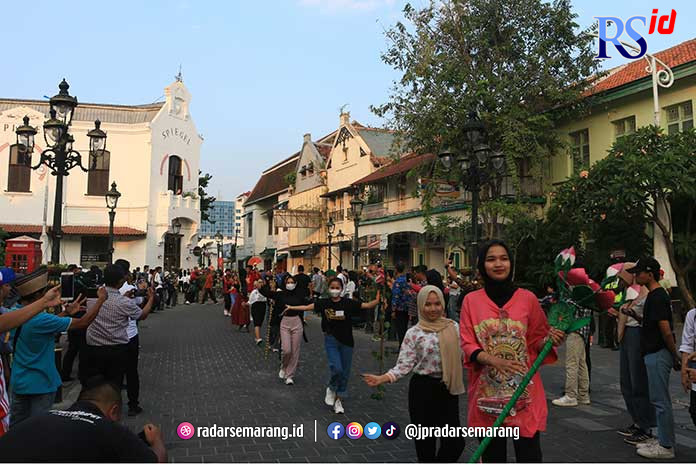 Peserta gelaran Semarang Night Carnival (SNC) 2023 melakukan geladi bersih sebelum pelaksanaan acara Jumat (19/5) malam ini di Kawasan Kota Lama Semarang.  (NUR CHAMIM/JAWA POS RADAR SEMARANG)