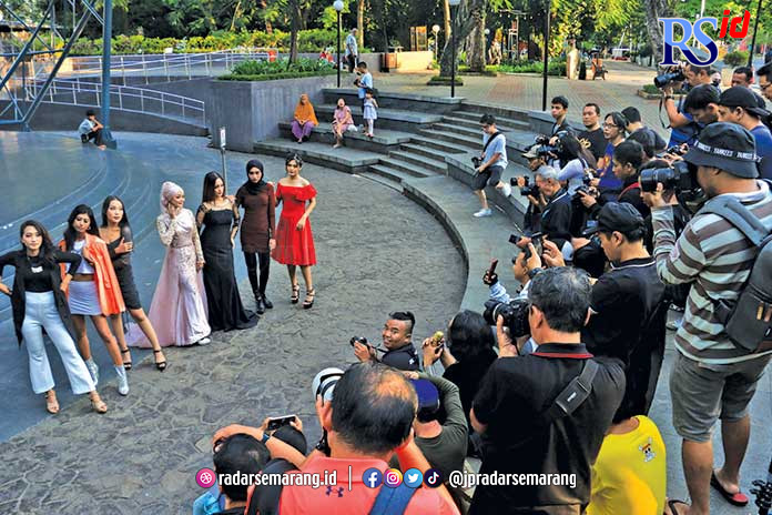 Sebanyak 200 fotografer hunting foto bareng bersama dengan 7 model, 3 MUA, dan 3 desainer, dengan mengeksplor Taman Indonesia Kaya, Minggu (30/4). (NUR CHAMIM/JAWA POS RADAR SEMARANG)