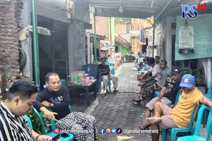 Rumah Roffi Teguh Prakosho, 27, di Jalan Kerapu III RT 06 RW 02 Kelurahan Kuningan, Kecamatan Semarang Utara dipenuhi pelayat. (M HARIYANTO/JAWA POS RADAR SEMARANG)