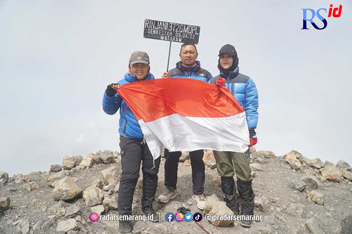 Nokning (kiri) bersama suami dan anak sulungnya berhasil mencapai puncak Gunung Rinjani di Lombok akhir tahun lalu. (Istimewa)