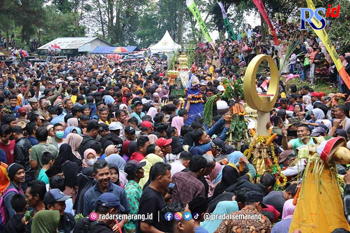 Ribuan warga ngalap berkah berebut gunungan dalam tradisi Syawalan Gunungan Megono, di Objek Wisata Linggo Asri, Sabtu (29/4). (NANANG RENDI AHMAD/JAWA POS RADAR SEMARANG)