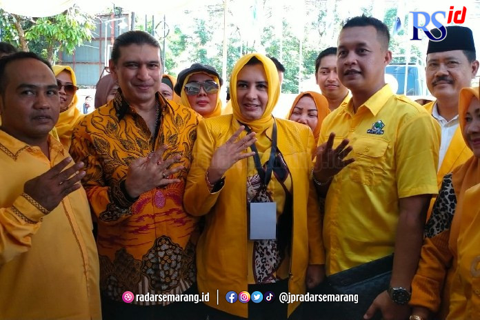 PENDAFTARAN BACALEG: Ashraff mendampingi istrinya Fadia Arafiq saat mengantarkan bacaleg Partai Golkar mendaftar ke KPU Kabupaten Pekalongan, Minggu (14/5). 