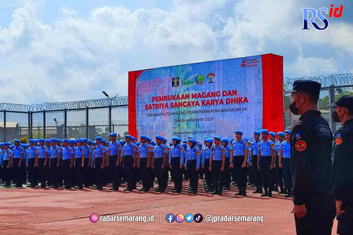 Pembukaan program magang dan Satriya Sancaya Karyadhika bertempat di halaman Lapas Khusus Kelas IIA Karanganyar Nusakambangan, Selasa (09/05). (IDA FADILAH/JAWA POS RADAR SEMARANG)