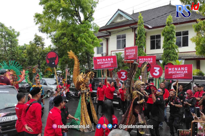 Penampilan kelompok kesenian di halaman depan KPU Kabupaten Semarang. (NURFAIK NABHAN/Jawa Pos Radar Semarang)