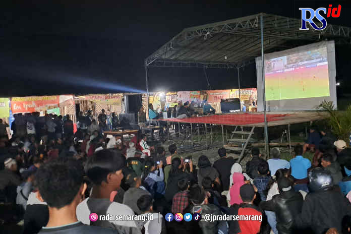 Ketegangan ratusan suporter Timnas Indonesia di Desa Pancuranmas, Magelang saat nobar, Selasa (16/5) malam. (ROFIK SYARIF/JAWA POS RADAR SEMARANG)
