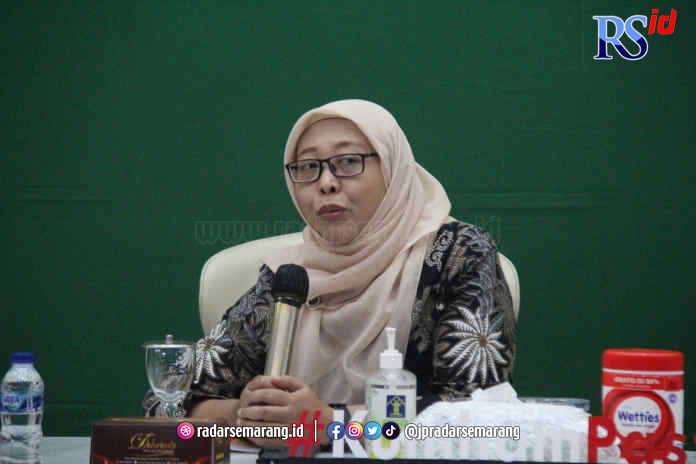 Koordinator Jaminan Fidusia dan Hukum Perdata Umum Ditjen AHU Endah Widyaningsih memaparkan persiapkan desentralisasi legalisasi dan apostille, Jumat (26/5). (Istimewa)