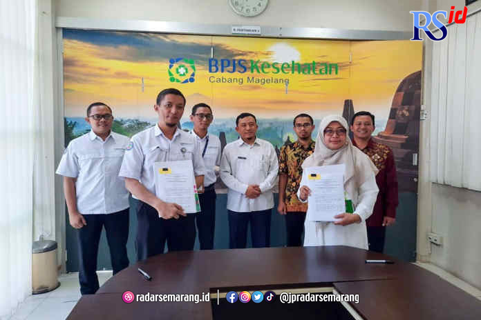 Direktur Klinik Utama PKU Muhammadiyah Grabag dr Susi Ifati dan Kepala BPJS Kesehatan Cabang Magelang drg Irfan Qadarusman menunjukkan bukti kerja sama yang telah disepakati dan ditandatangani dalam rangka perluasan pelayanan kesehatan bagi peserta progra