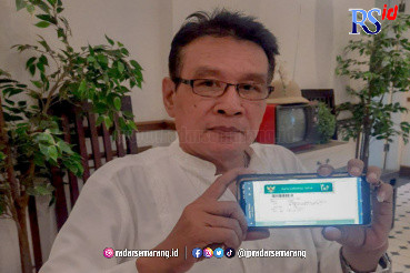 Wawan Sarwanto menunjukkan KIS digital yang ada di aplikasi Mobile JKN miliknya. (Istimewa)
