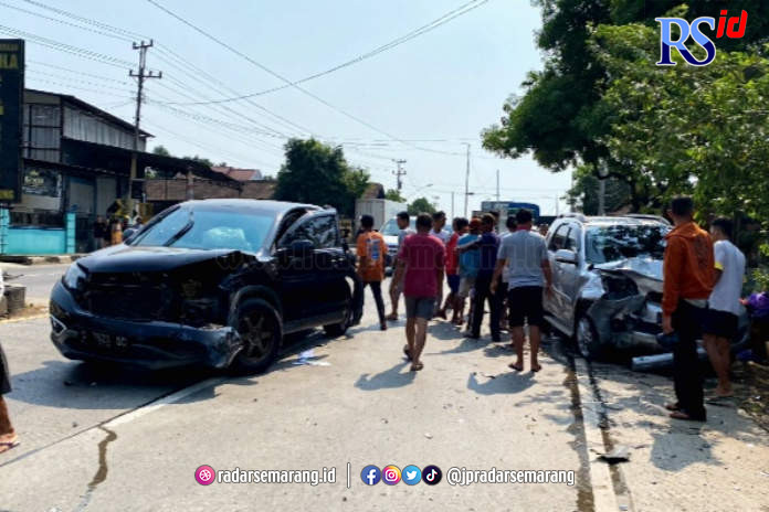 Mobil yang terlibat kecelakaan karambol berada di tengah jalan. (Istimewa)