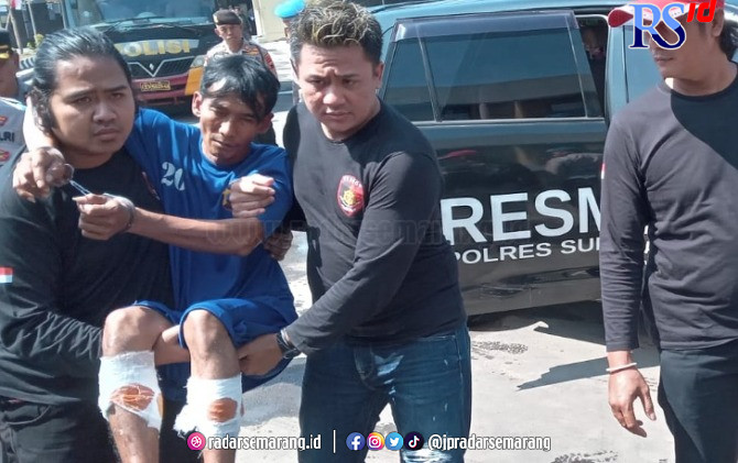 Tersangka pembunuhan disertai mutilasi, Suyono (digendong) sempat didor polisi karena melakukan perlawanan. (IWAN KAWUL/RADAR SOLO)