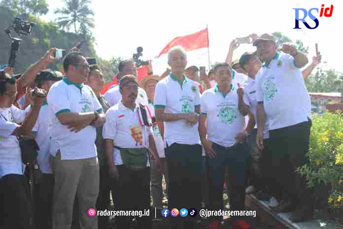 PERINGATI HARI BUMI : Gubernur Jateng Ganjar Pranowo, Asisten Ekonomi dan Pembangunan Pemprov Jateng Sujarwanto Dwiatmokko bersama Plt Kepala Dinas ESDM Jateng Boedyo Dharmawan memperingati puncak Hari Bumi 2023 Provinsi Jateng yang dipusatkan di Cilacap