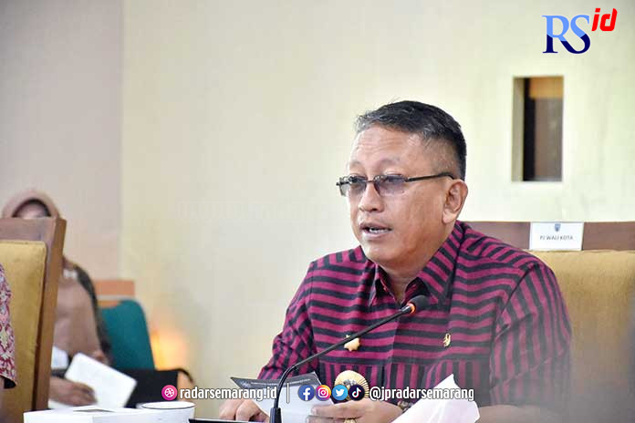 Pj Wali Kota Salatiga, Sinoeng N Rachmadi  saat memimpin Coffee Morning bersama Kepala-kepala OPD di Ruang Kalitaman Gedung Setda Kota Salatiga, Kamis (25/5). (DINAR SASONGKO/JAWA POS RADAR SEMARANG)