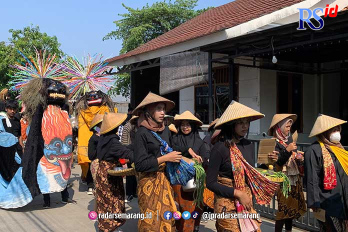 Kirab budaya siswa SMA N 2 Kendal menampilkan kearifan lokal. (DEVI KHOFIFATUR RIZQI2 JAWA POS RADAR SEMARANG)