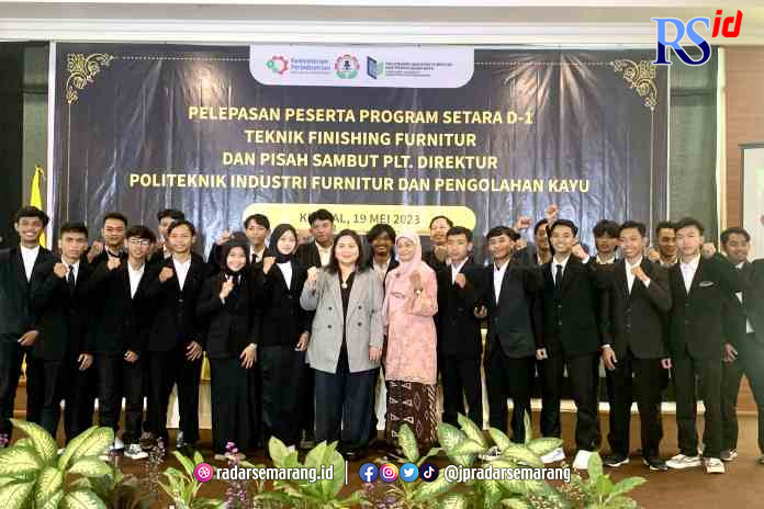 WISUDA: Pelepasan peserta program D1 teknik finishing furniture Polifurneka Kendal. (BUDI SETIYAWAN/JAWA POS RADAR SEMARANG)