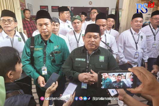 DAFTAR KPU : Ketua DPC PKB Demak Zayinul Fata mendaftarkan 50 bacaleg. (Wahibpribadi/jawapos radar semarang)