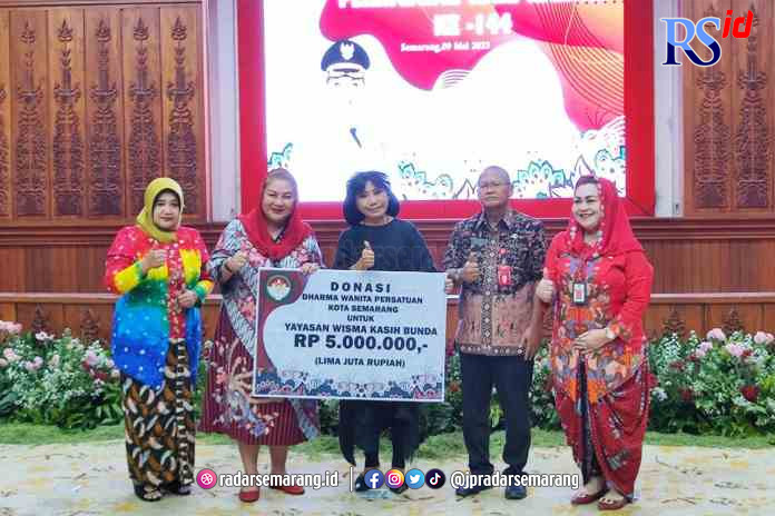 SERAHKAN DONASI : Wali Kota Semarang Hevearita Gunaryanti Rahayu menyerahkan donasi dari DWP Kota Semarang pada Yayasan Wisa Kasih Bunda Anne Avantie. (KHAFIFAH ARINI PUTRI/JAWA POS RADAR SEMARANG)
