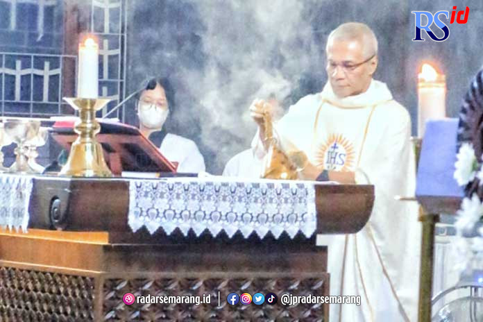 Gereja Katolik St Theresia Bongsari menyambut kenaikan Isa Almasih dengan menggelar perayaan ekaristi. (NUR CHAMIM/JAWA POS RADAR SEMARANG)