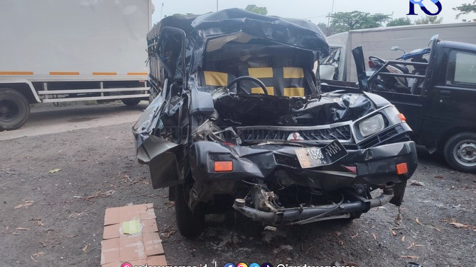 RINGSEK: Bangkai pikap yang terlibat laka di Tol Solo Ngawi, diamankan di makolantas polres Sragen. (AHMAD KHAIRUDIN/RADAR SOLO)