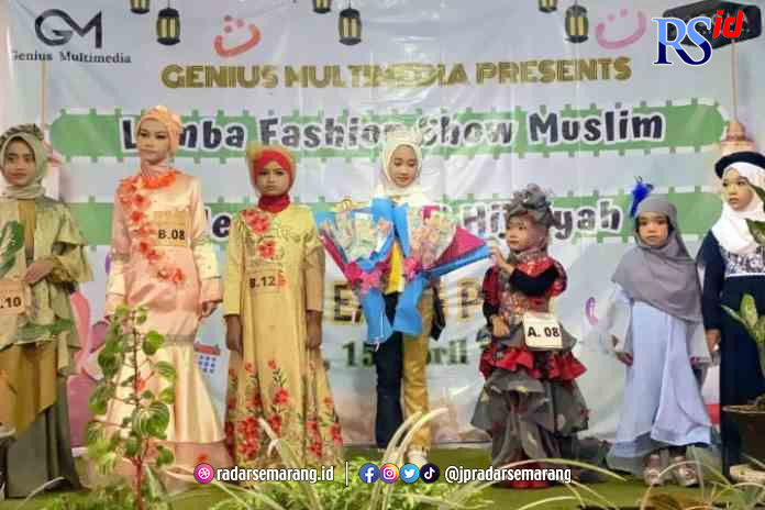 LOMBA SAMBUT RAMADAN-Juara lomba busana muslim anak-anak yang menyambut Ramadan dan menyemarakkan Idul Fitri 1444 H bersama juara model nasional Karisma Saktika Bestari (tengah).