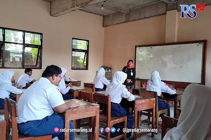 Pj Bupati Batang Lani Dwi Rejeki saat meninjau asesmen sumatif akhir jenjang (ASAJ) di SMPN 1 Gringsing. (RIYAN FADLI/JAWA POS RADAR SEMARANG)