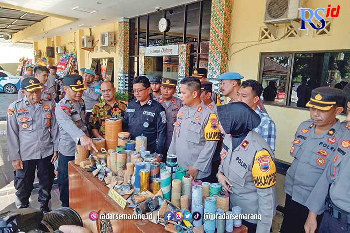 Tim gabungan berhasil mengamankan balon tradisional dan mercon di wilayah Kota Pekalongan, usai perayaan Syawalan. (Lutfi Hanafi/Jawa Pos Radar Semarang)