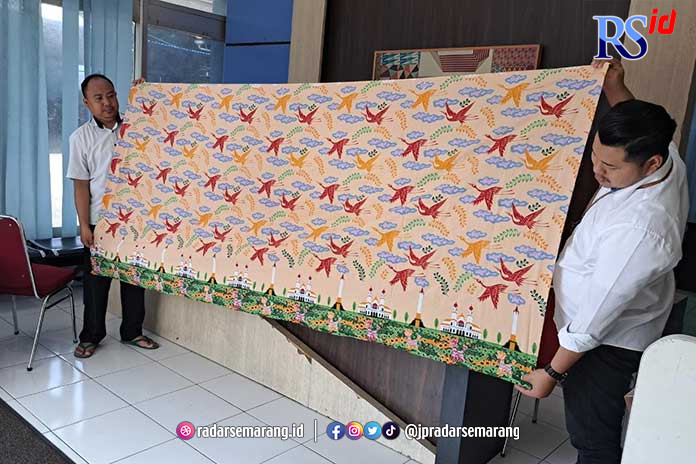 Pegawai PDAM Tirta Moedal memperlihatkan Batik Semarangan yang akan dilaunching di momen Hari Jadi ke-476 Kota Semarang. (Istimewa)