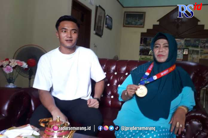Ernando Ari Sutaryadi bersama Erna Yuli Lestari melepas rindu setelah pertandingan di SEA Games 2023 Sabtu (20/5). (Istimewa)